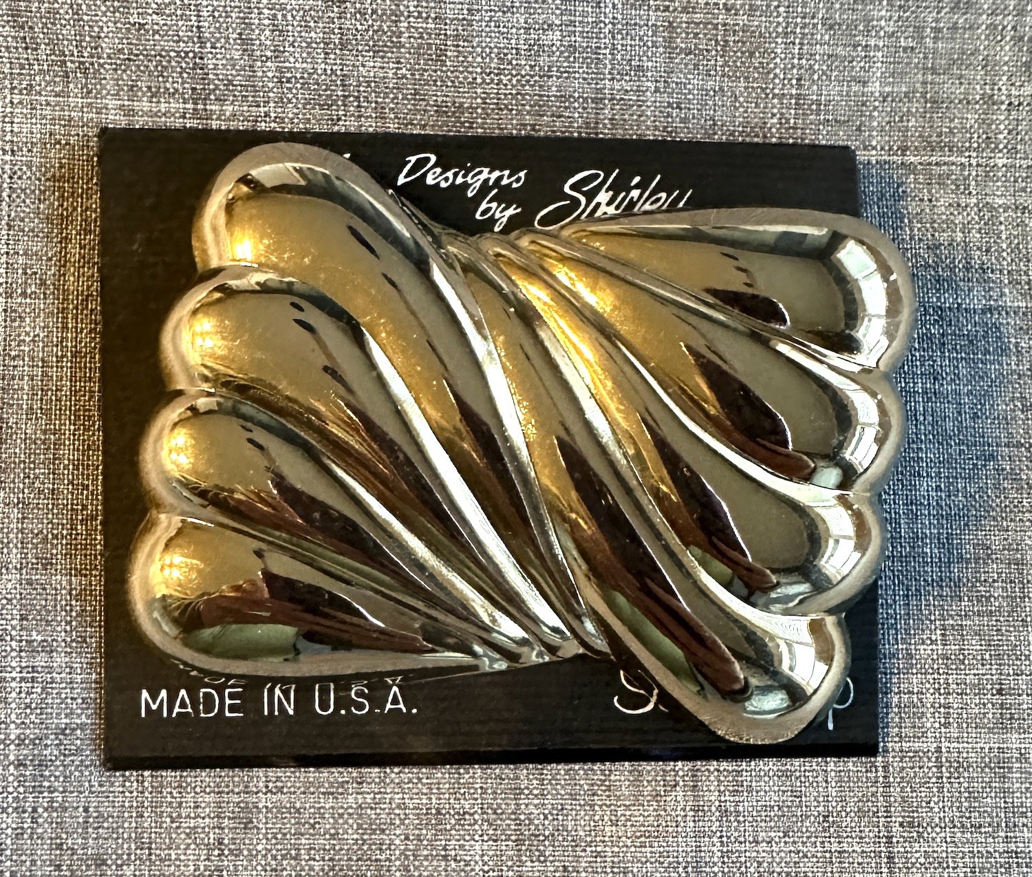 Shawl Clip Gold Swish Design — Scarves and More